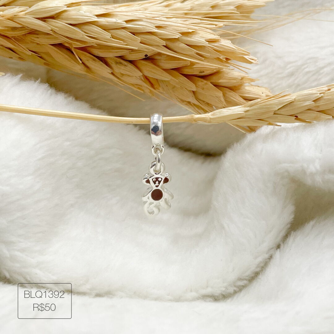 Berloque Macaco Pendurado Esmaltado Prateado